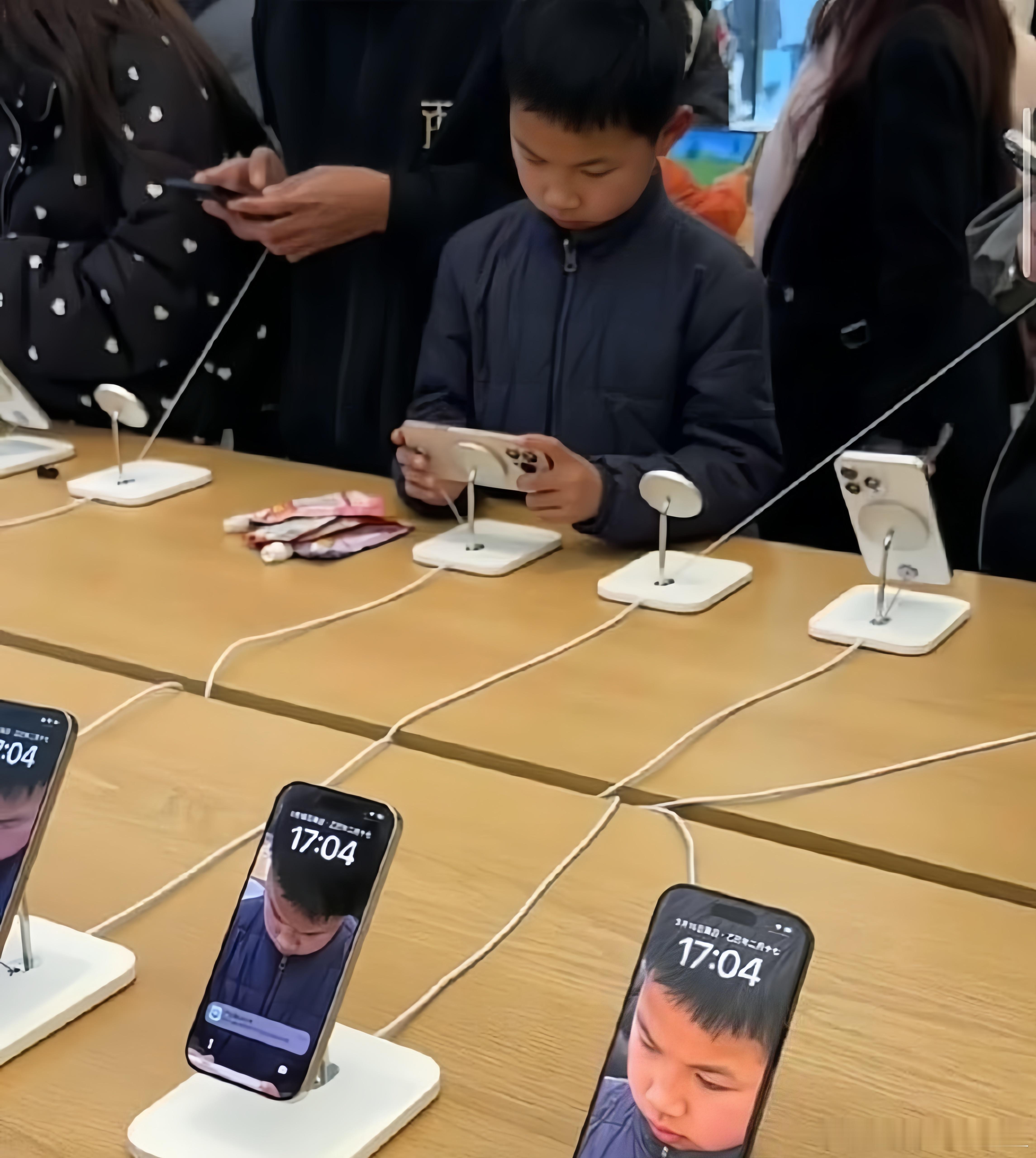 Apple Store的服务态度在行业里算是数一数二的。 ​​​