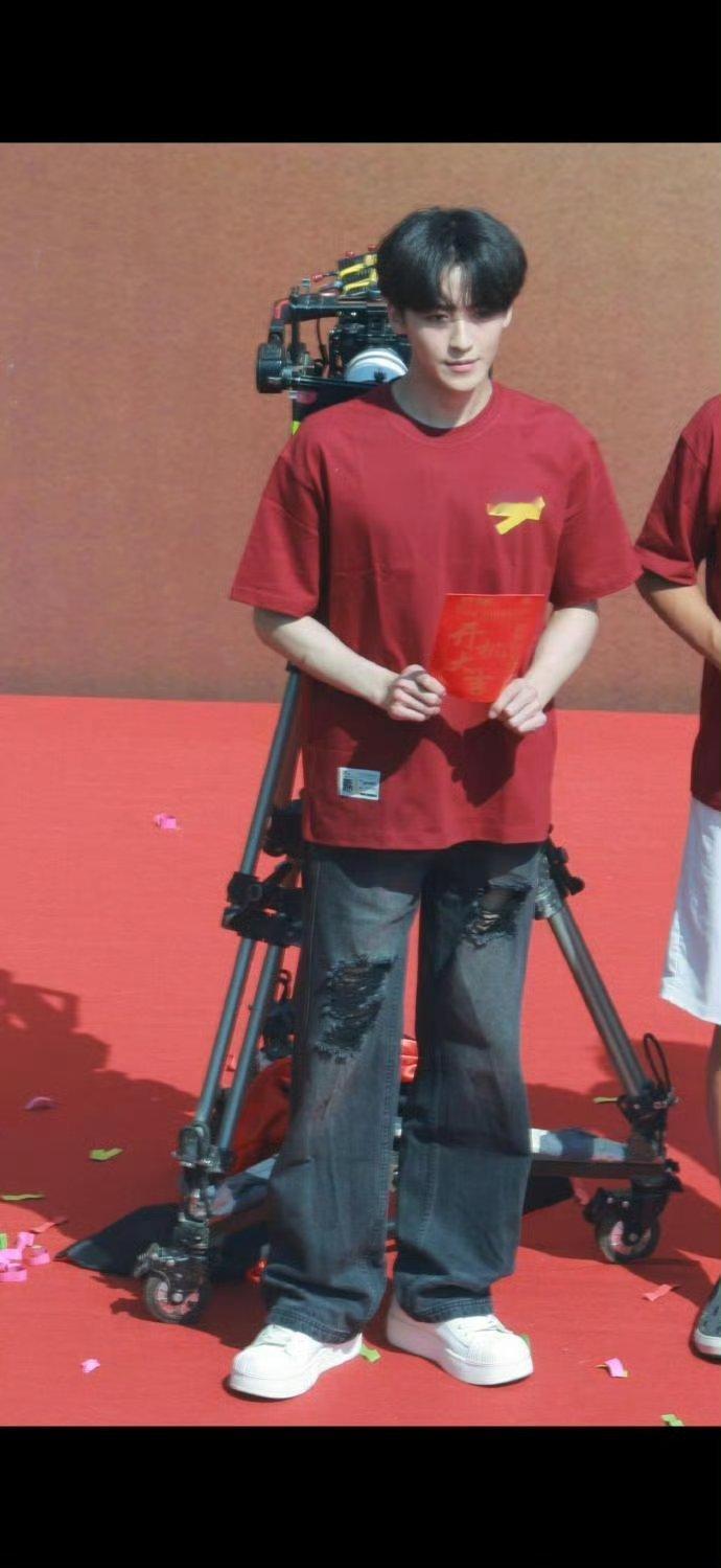 何洛洛刚拍完毕业照就进组何洛洛拍完毕业照拍开机照何洛洛这也太拼了，别人毕业都在旅