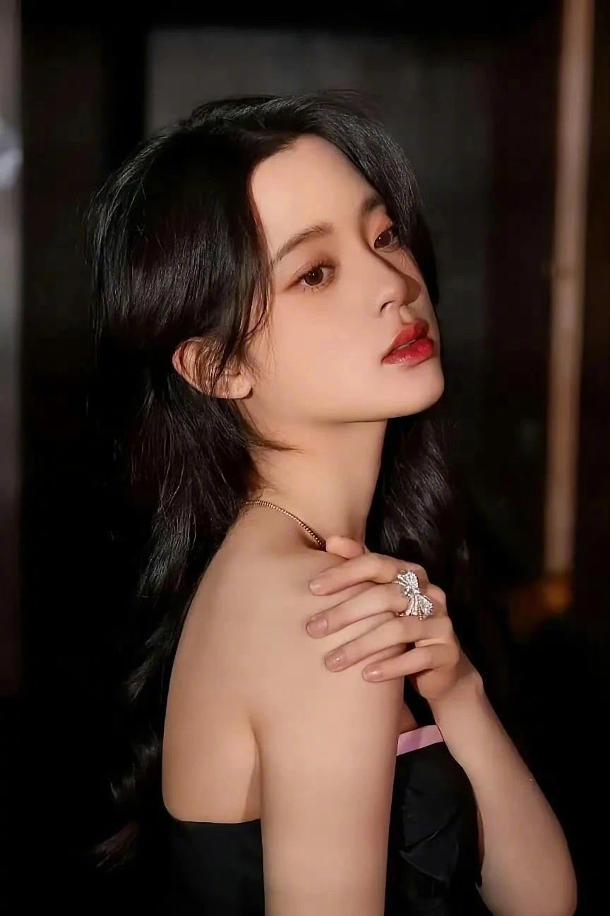 欧阳娜娜也是被捧过的，最早把她带出来的就是港圈那边的资本，但终究她的演戏天赋太差
