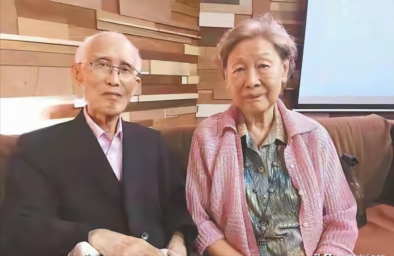 余光中17岁时爱上了14岁的表妹，虽因无法生育坚持娶她，婚后他们竟然在七年内育有