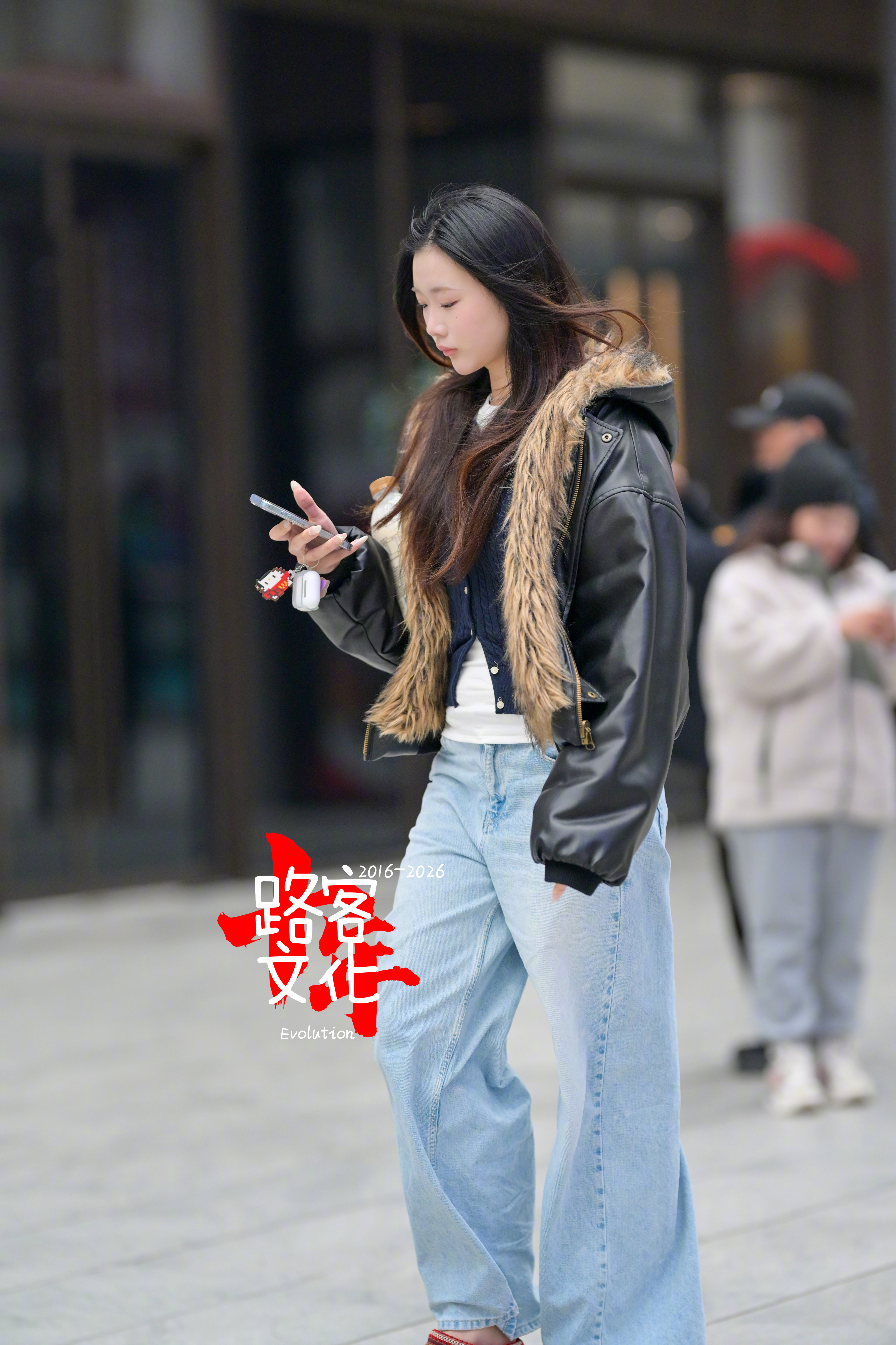 玩手机好认真的样子 