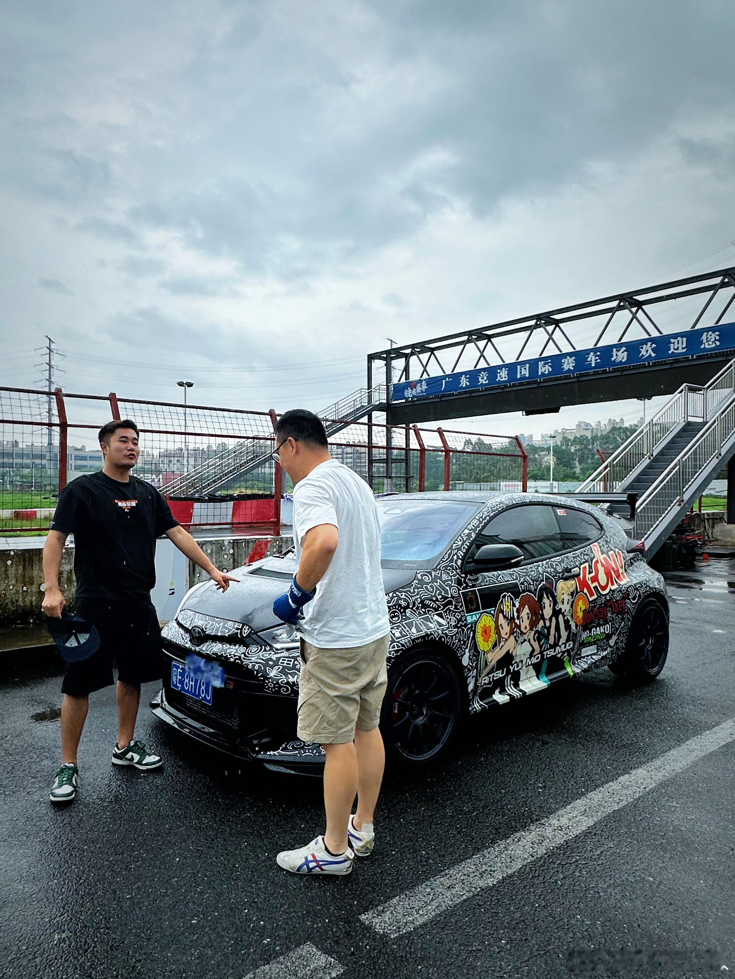 🚗试下天团初次参与公司的赛道团建，请教了阿卓新手跑赛道技巧，全程超级过瘾！大家