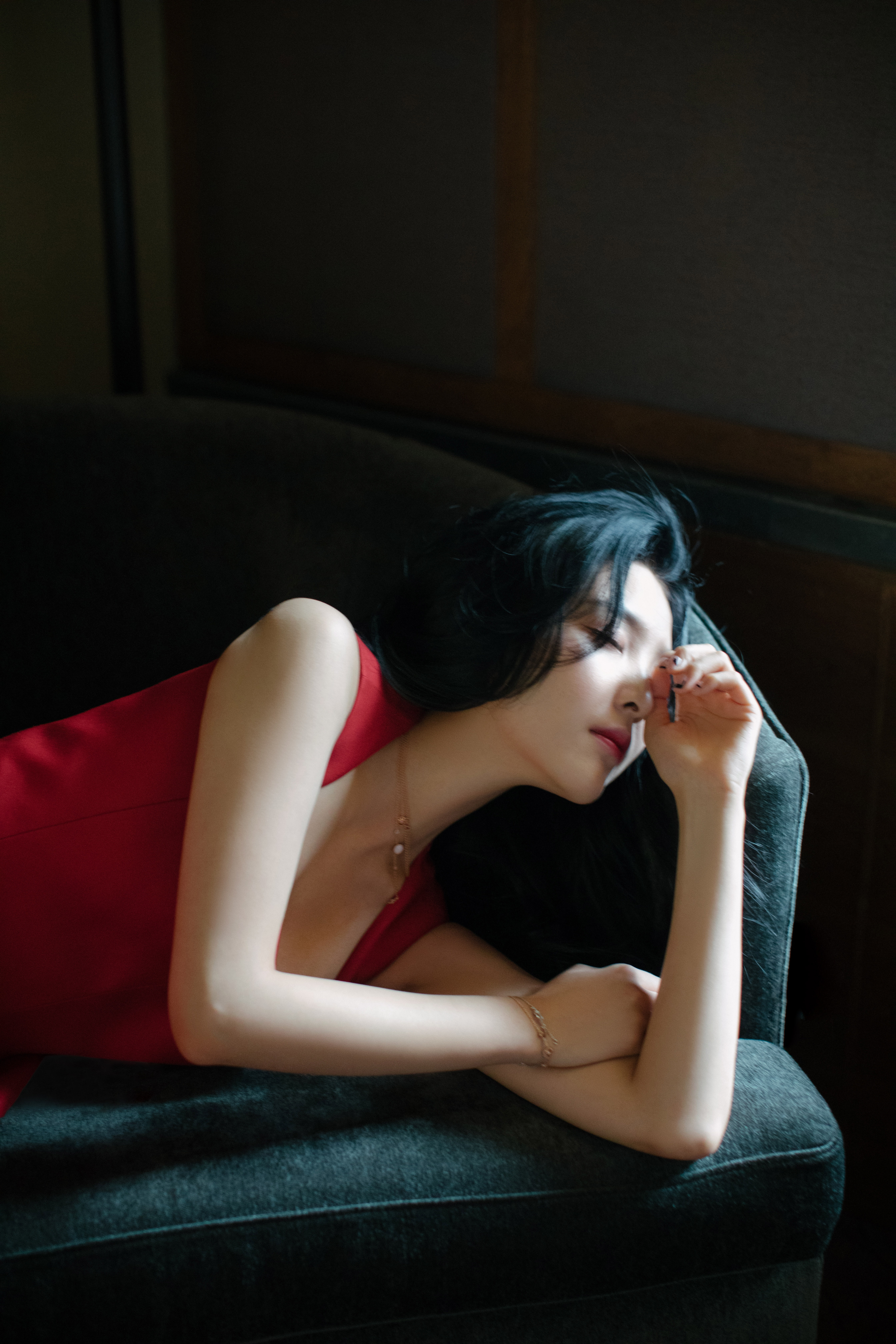章若楠的耳环有半张脸大章若楠 在复制粘贴的时代，你是手写的诗