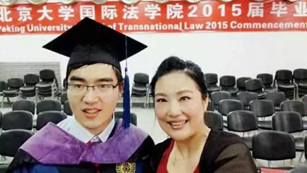 武汉一名女教师拼死诞下男婴。谁知，朝夕相伴的丈夫没有选择守护，反而狠心劝她放弃孩