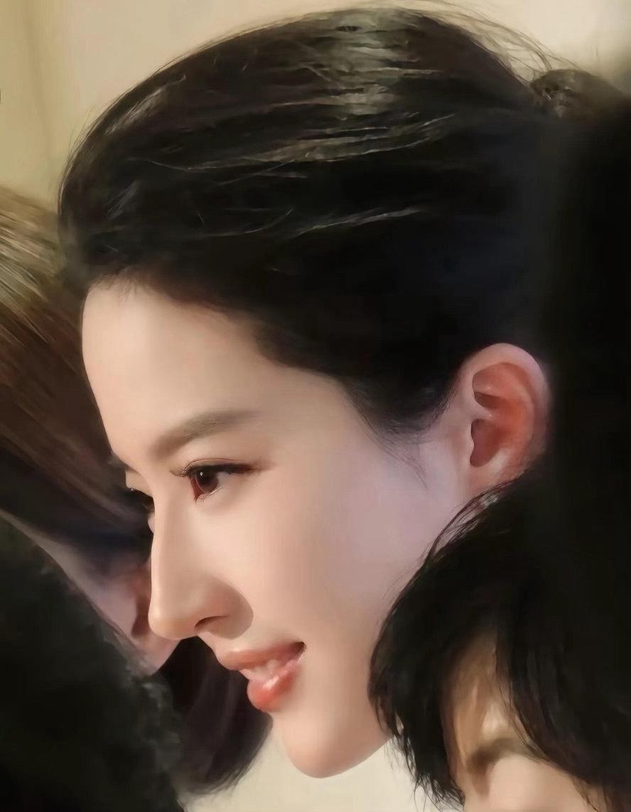 当之无愧！
优越的基因，淡然的个性，优质的演技[耶]