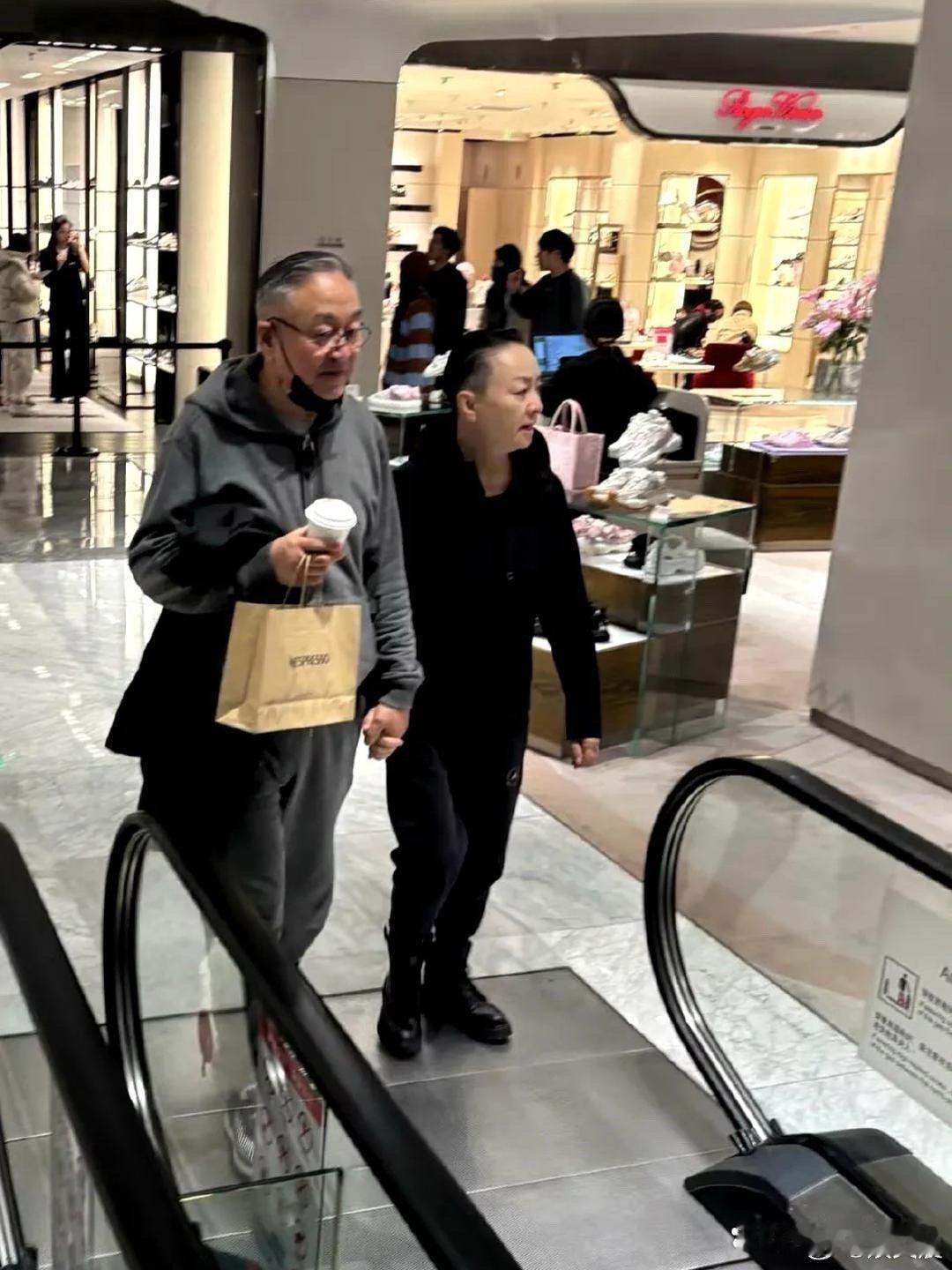 宋丹丹与富豪老公逛街被偶遇，穿搭简约舒适又不失质感，这才是有钱人最舒服自在的穿搭