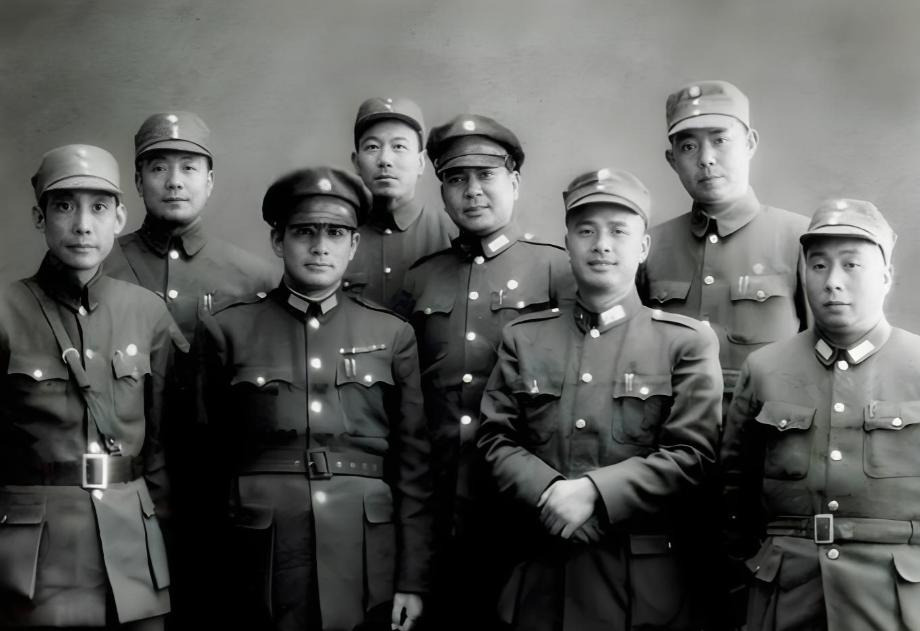 1947 年 5 月，整编 74 师覆灭在即，张灵甫在山洞里拔枪怒骂副参谋长李运
