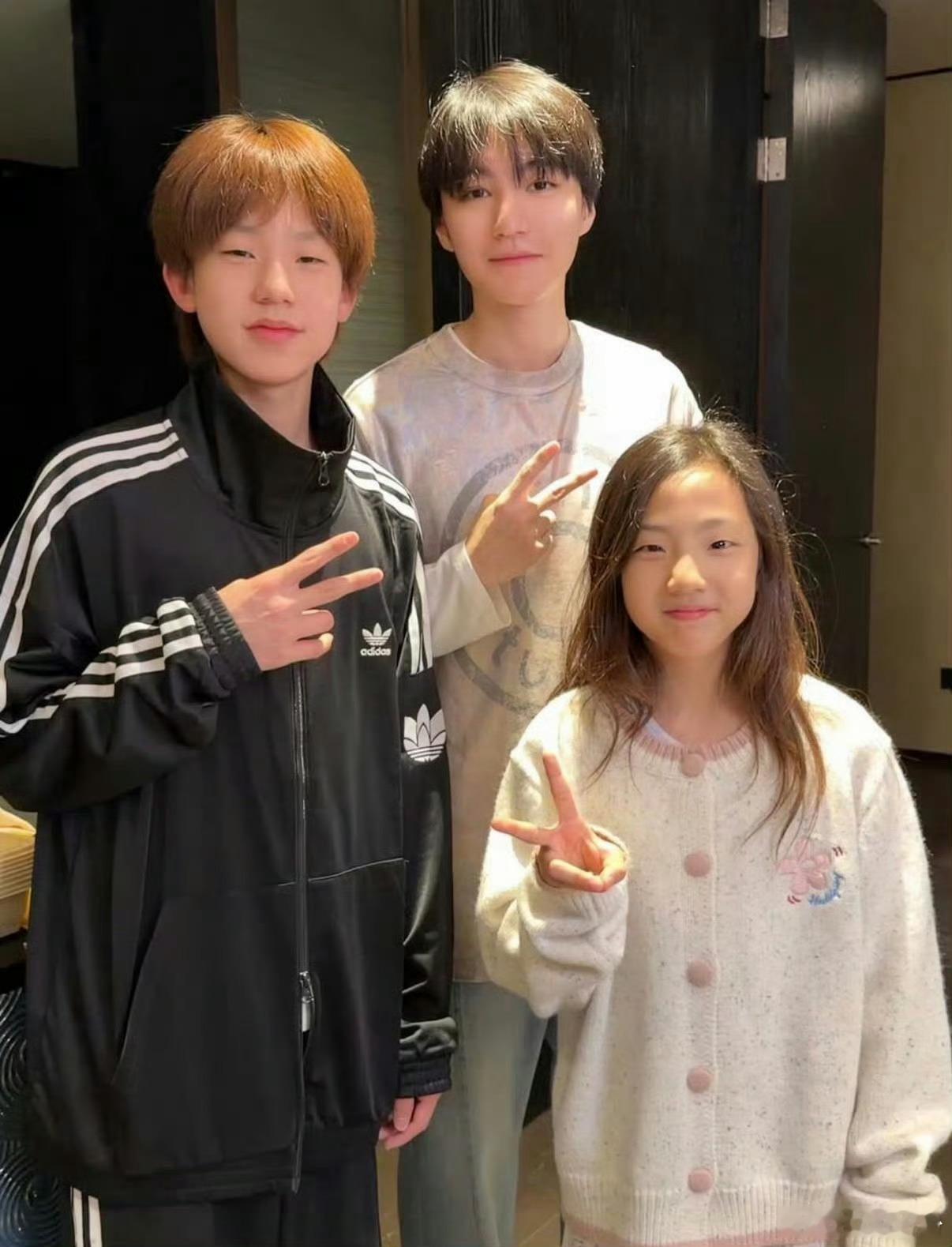 看到刘畊宏晒出的合照，真的忍不住感叹时间这把“杀猪刀”是不是对王俊凯手下留情了。