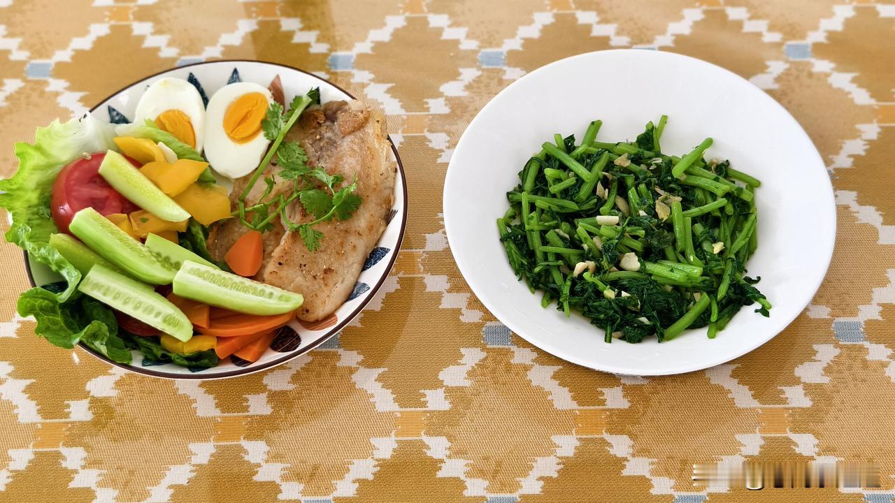 今日早餐，又炒了蒜蓉茼蒿。
今早没有吃碳水，煎了鲷鱼，好大一块，又吃了煮鸡蛋，根