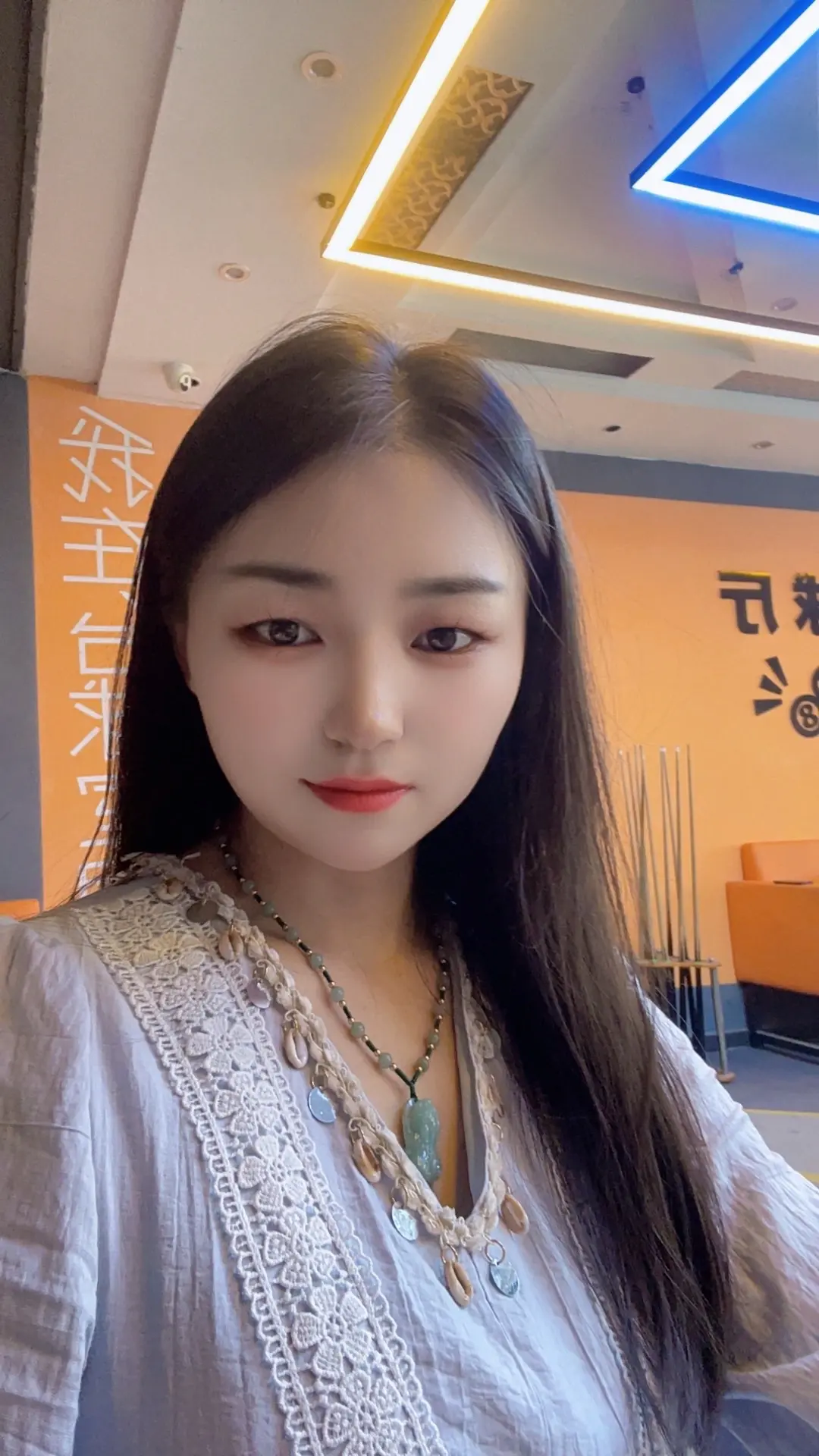 不爱你的人看到了你的尖酸刻薄  而爱你的人看到了你的软弱