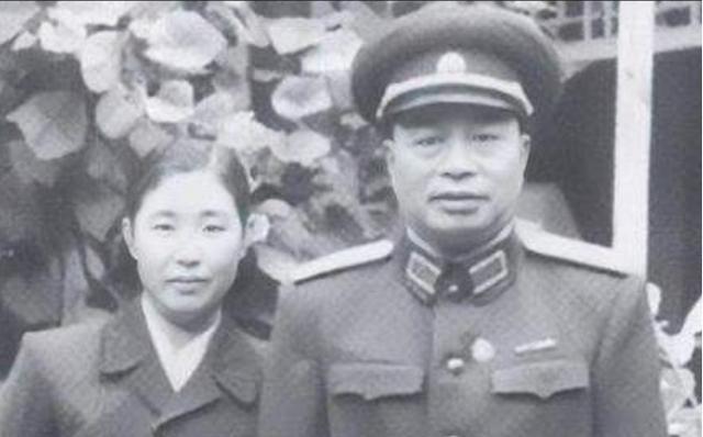 1954年，一名农村妇女来到青岛点名要见开国上将，并声称自己是他失散二十五年的妻