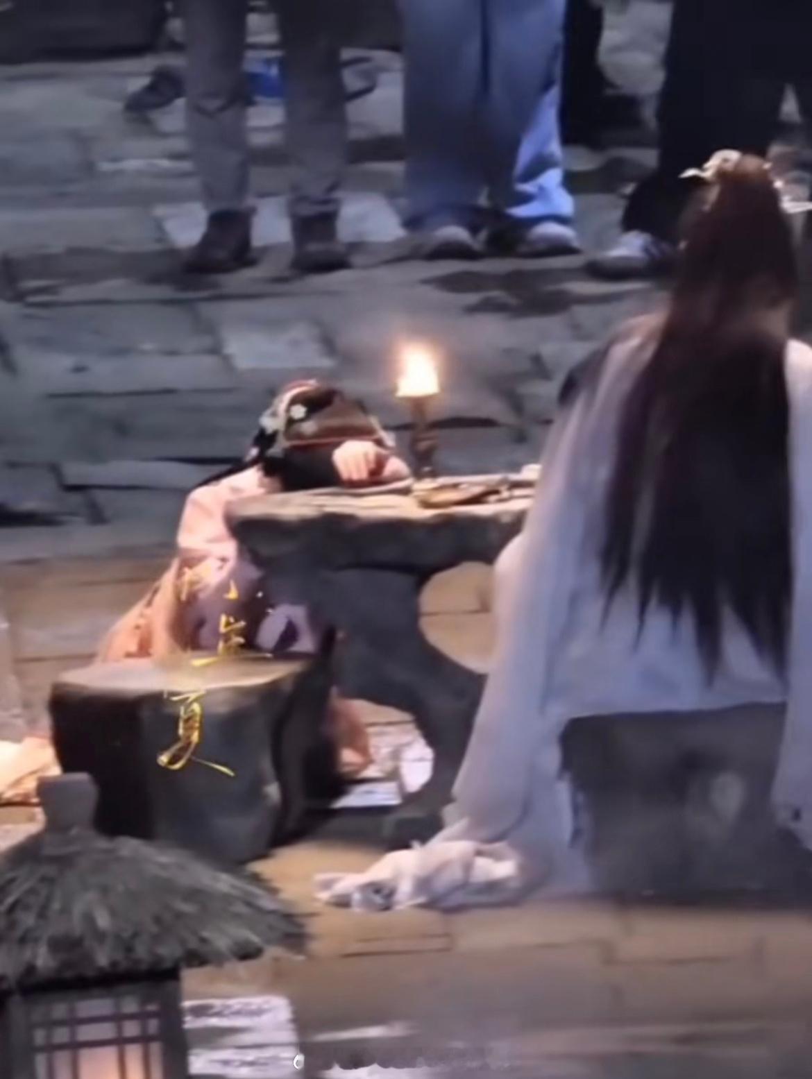 鞠婧祎摔得好重隔着屏幕就感觉很痛了[泪]低头缓了好久，但还是接住了对手戏完成拍摄