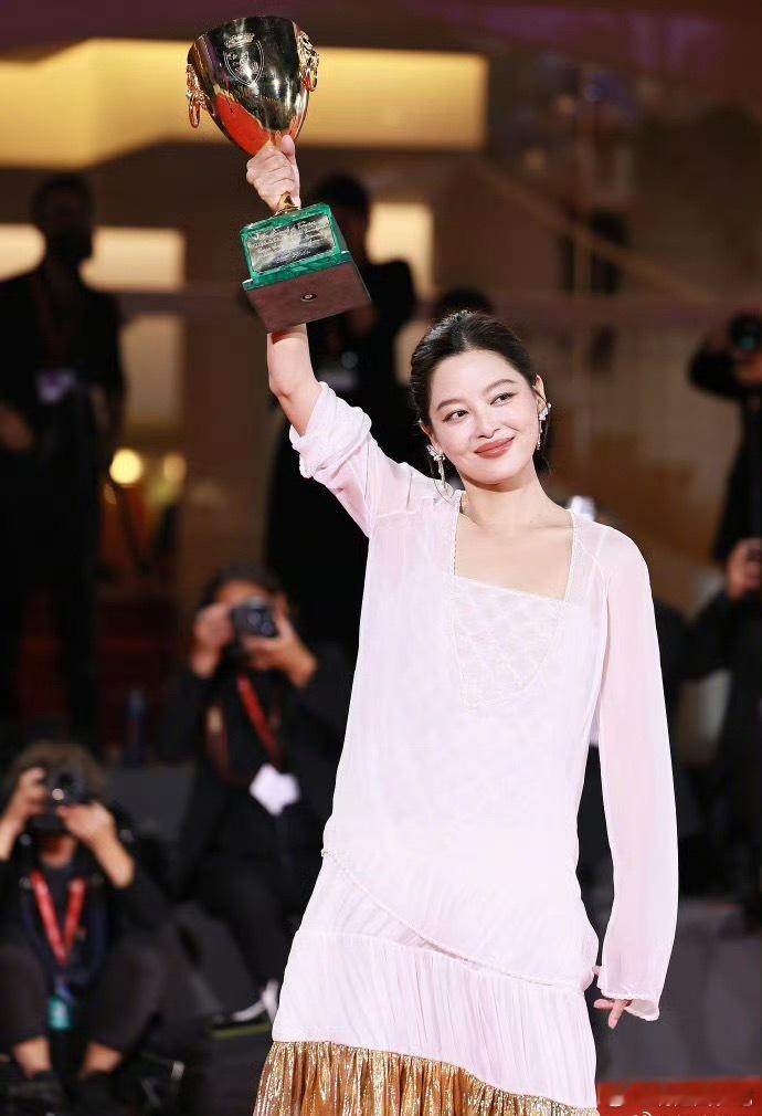 辛芷蕾拿奖后的首部电影辛芷蕾新片演黄柳霜据Deadline报道，辛芷蕾将主演电影