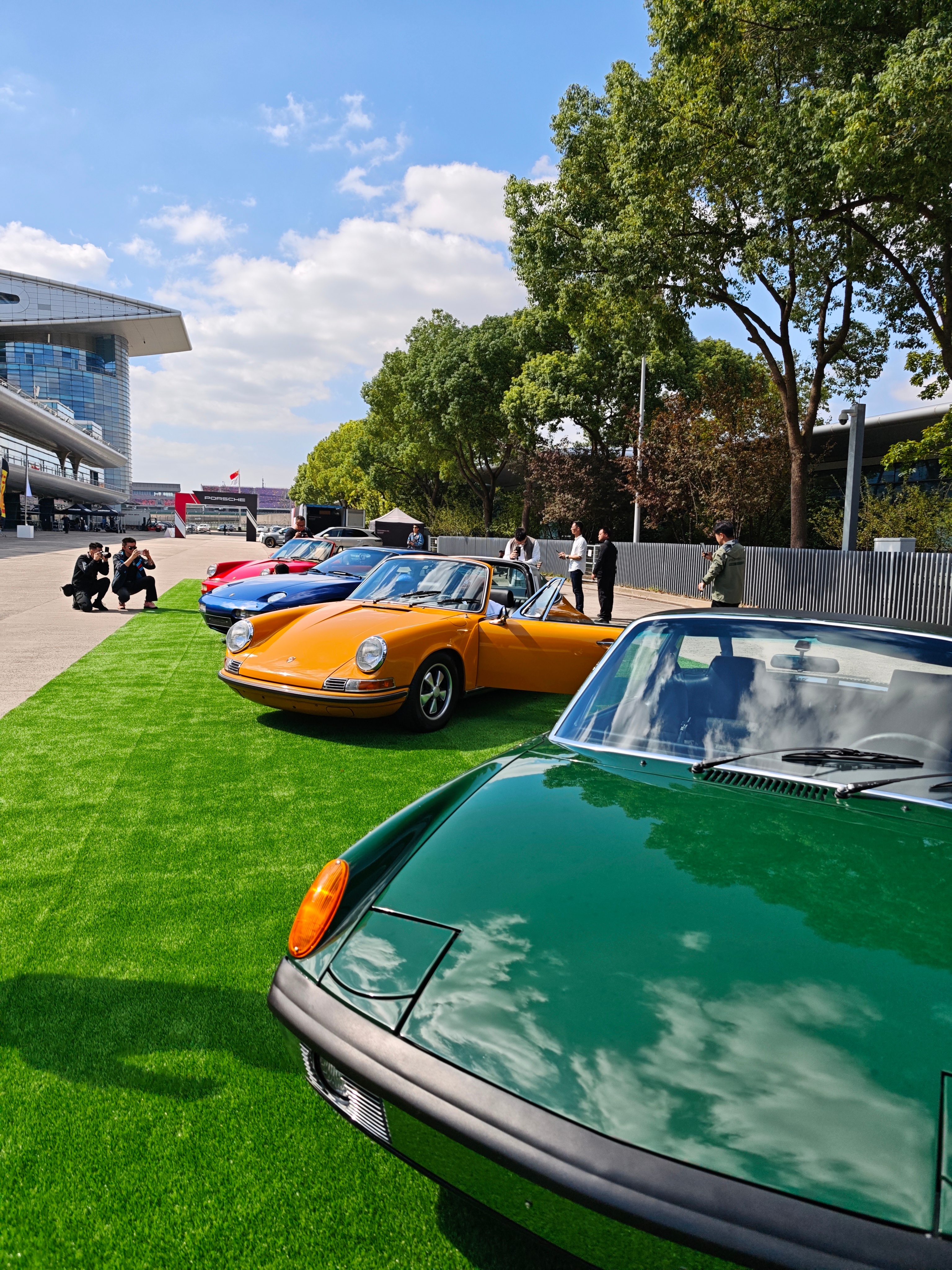 shen车视界 上个月在上海参加的两场活动，都有经典车的身影。这周的进博会，也有