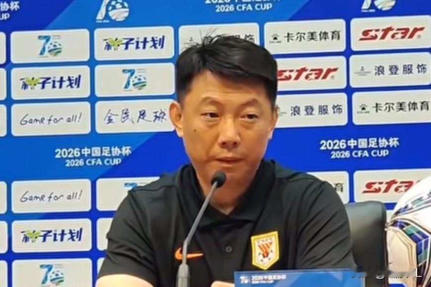 唐田这次可糗大了，可以毫不客气的说:他领着球队踢了踢了一场山东泰山队有史以来最差