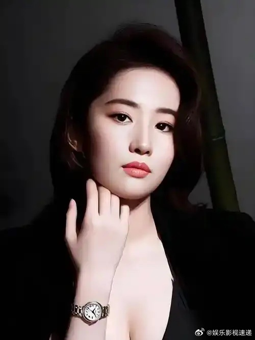 刘亦菲终于把神仙姐姐这块招牌砸了。 在关锦鹏的《浮城如戏台》里。 五幕戏。雨夜桥