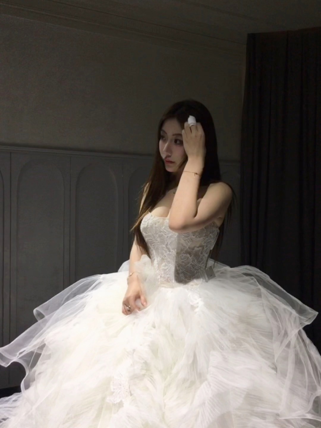 昨天助理抓拍的天天在微博说话像小学生一样，第一次直观感受到自己外貌有多成熟女人