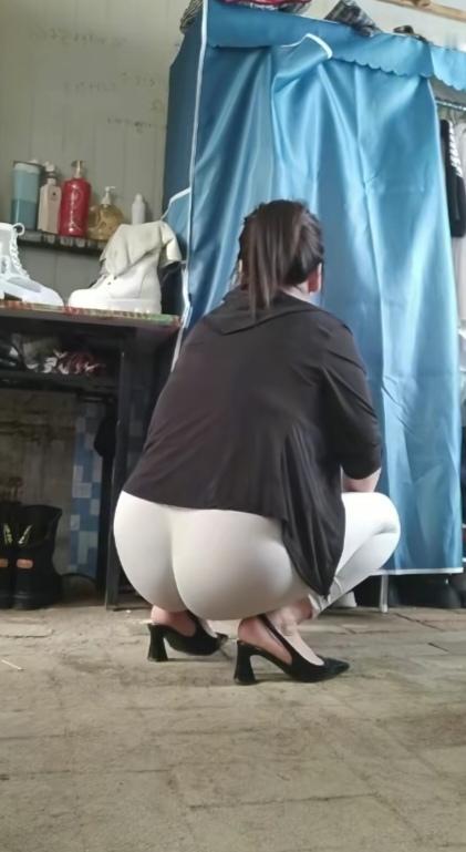 〔外出务工不容易〕
       图中画面就是一个美女外出务工、在出租屋里，百感