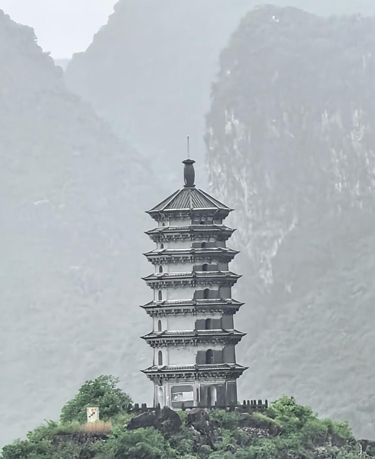 惊人发现桂林塔的风水玄机

好大的雨才淋出桂林塔的阴阳八卦☯☯☯阵法。下面的小湖