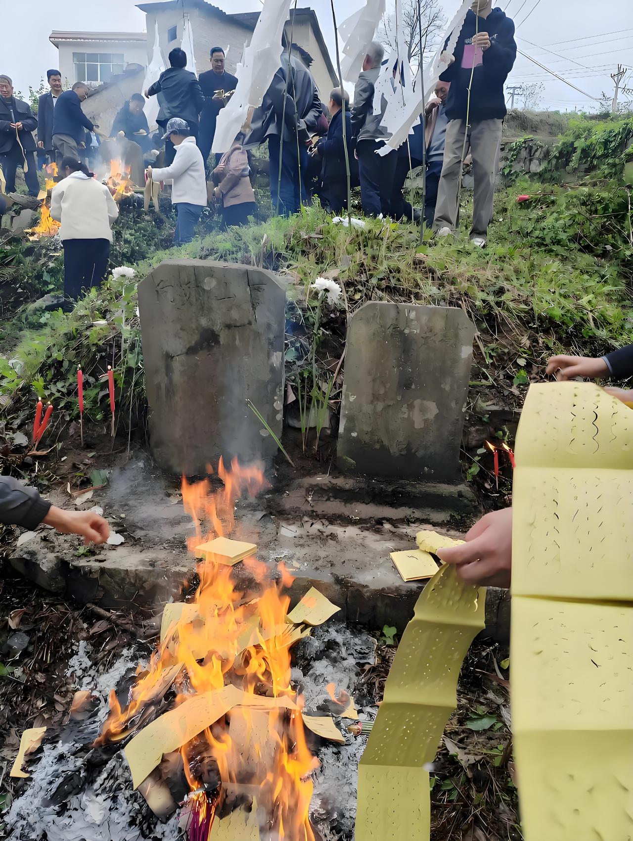 [微风]清明上坟，在我们老家还是奉行烧纸的。

当一缕缕青烟裹着燃烧的纸片，随风