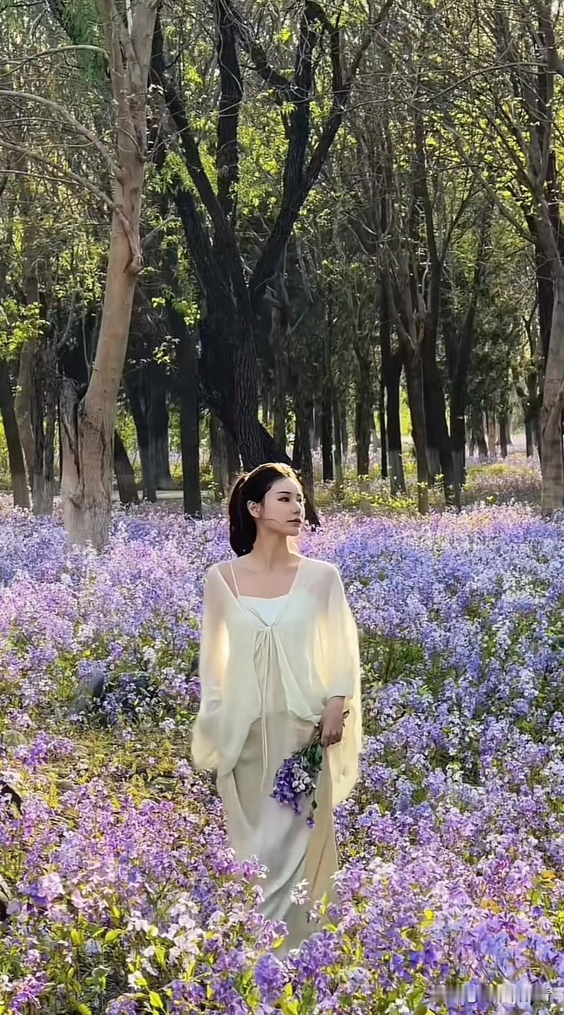 马筱梅两个月后回北京，拍了一组唯美照片，整个人和没生孩子前没什么区别。

马筱梅