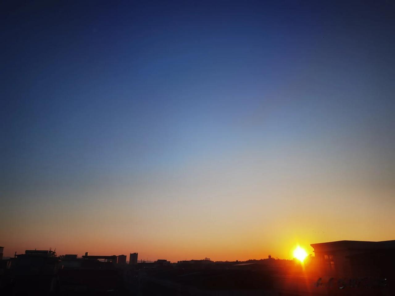 我拍到的落日瞬间夕阳无限好，只是近黄昏！好美的夕阳分享给大家[比心]