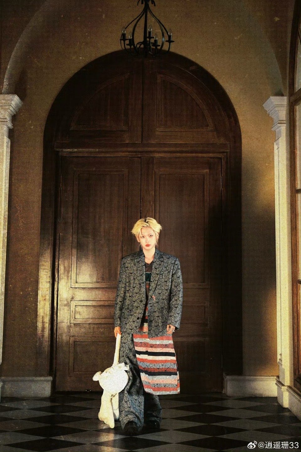 周震南 微博kid 周震南的造型总是充满巧思！拽酷穿搭突显个性，精致脸蛋增添柔和