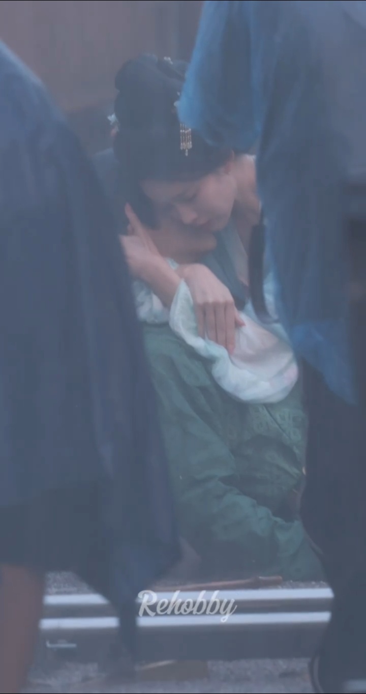 紧紧相依的心孟子义李昀锐尚公主雨中抱路透尚公主孟子义在大雨中抱住李昀锐 ​​​