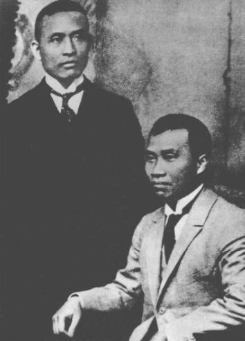 朱德与孙炳文(站立者)在柏林合影