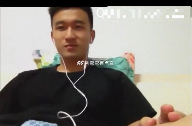 嘿搭指南的手在干啥 