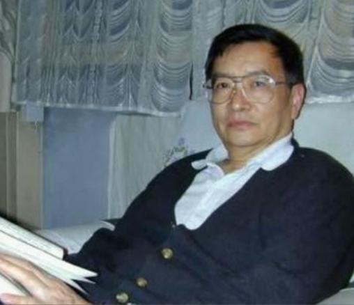 1969年，37岁梁从诫被下放江西劳动，妻子周如枚立刻提离婚，还给儿子改名换姓，