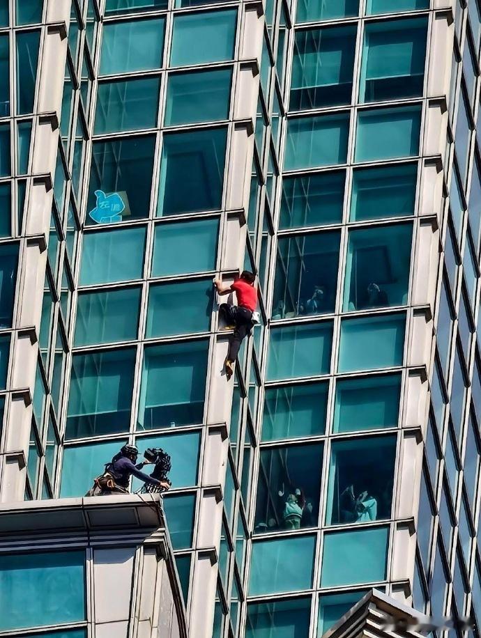 无保护徒手登顶508米台北101是个狠人 