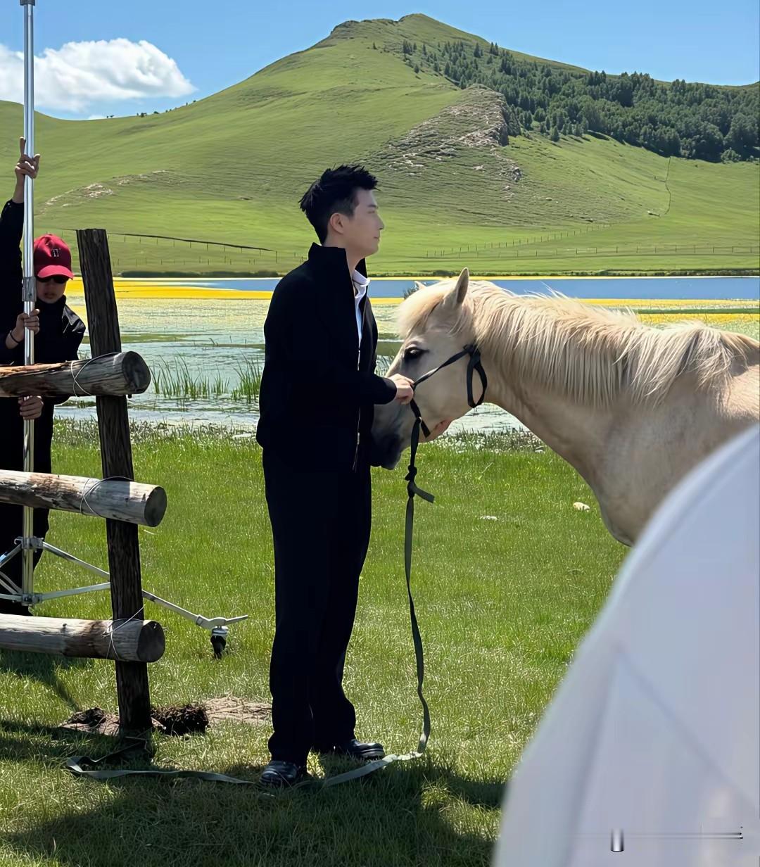 窦骁还是那么帅气，不知道是工作还是游玩，看起来很轻松自在，窦骁娶了何超莲后真的没