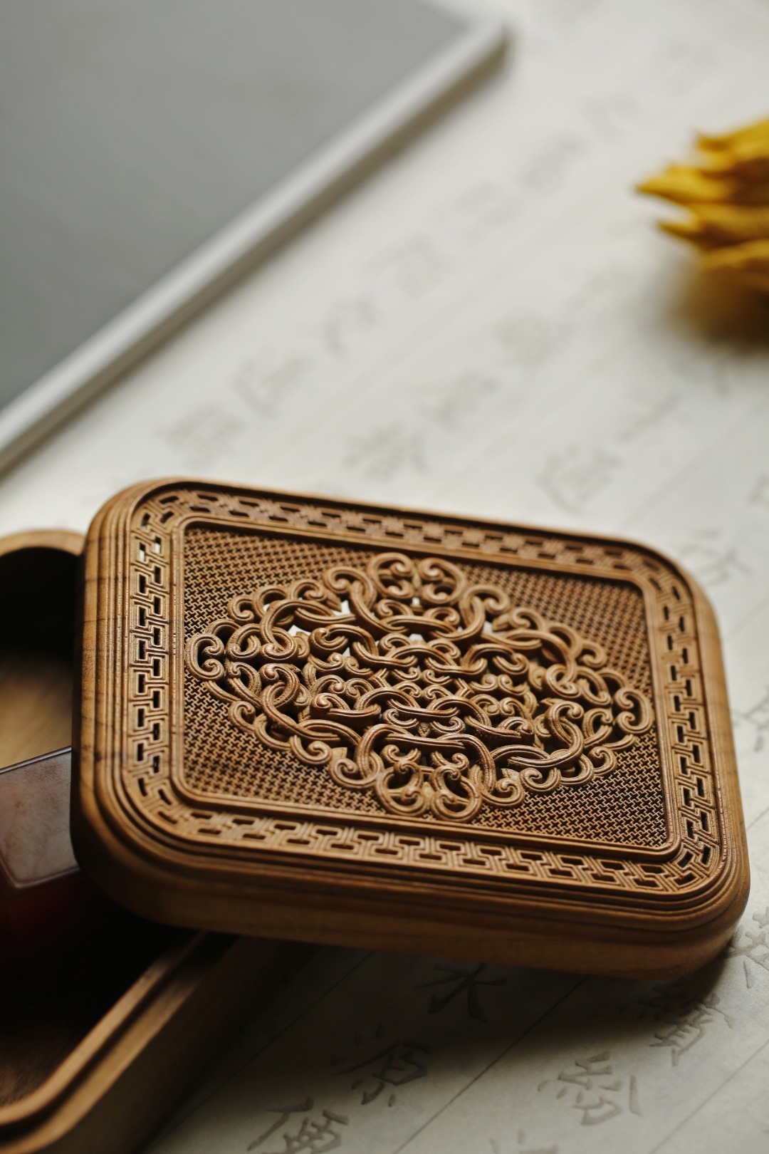 金丝楠【吉祥如意】文盒选材讲究，开盖幽香阵阵；做工细谨，纯手工镂空雕；器型典雅，