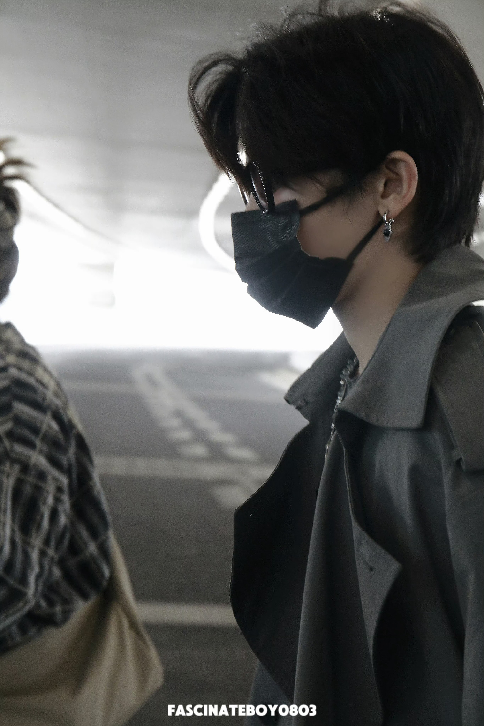 侯明昊 北京机场路透不是....我靠....耳钉瑟瑟的.....谁来懂我一下..