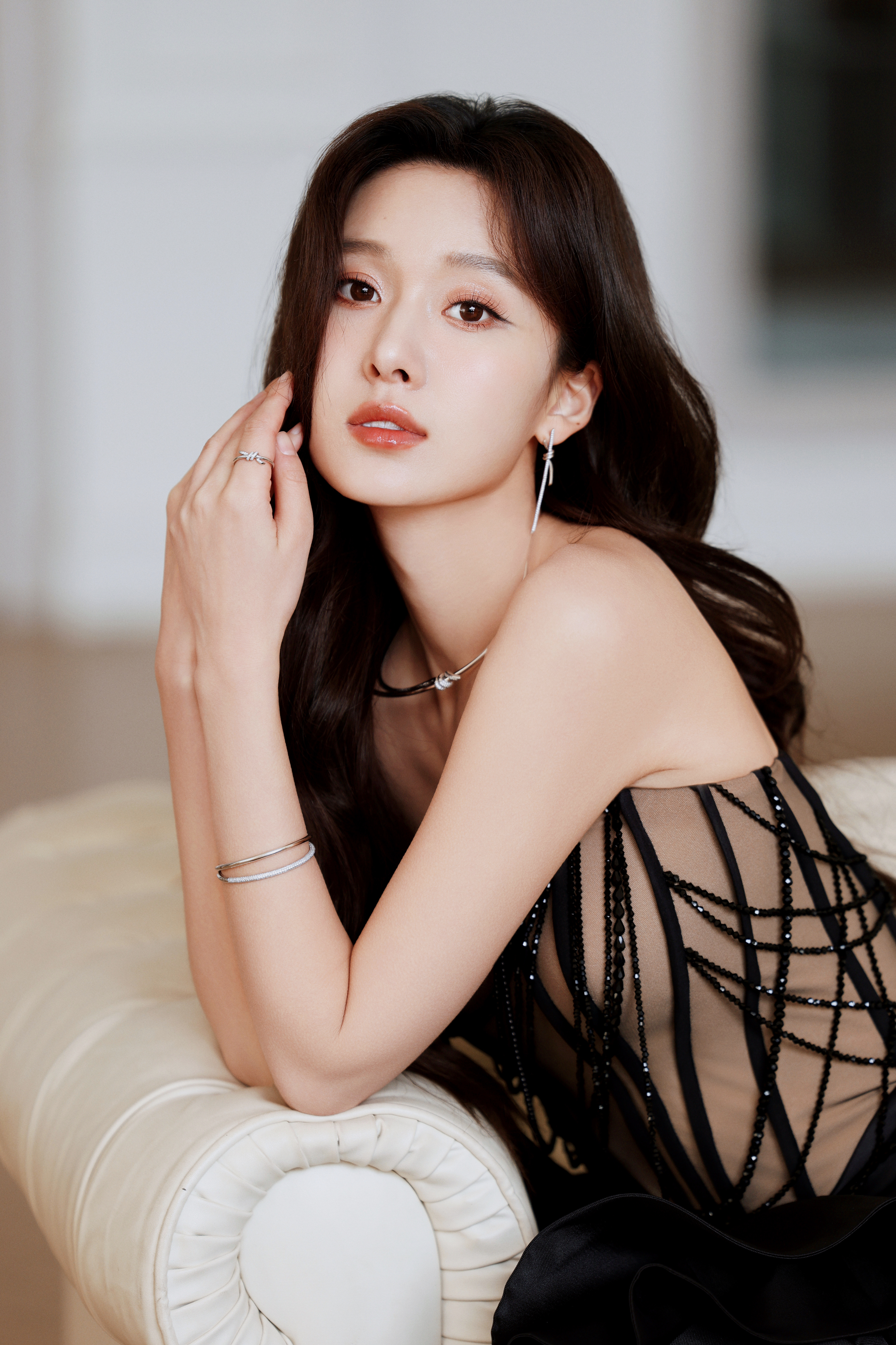 王子璇 黑纱蕾丝缠出的腰肢娇柔又勾人，裙摆侧漏的纤长玉腿裹着细带高跟，慵懒坐姿里