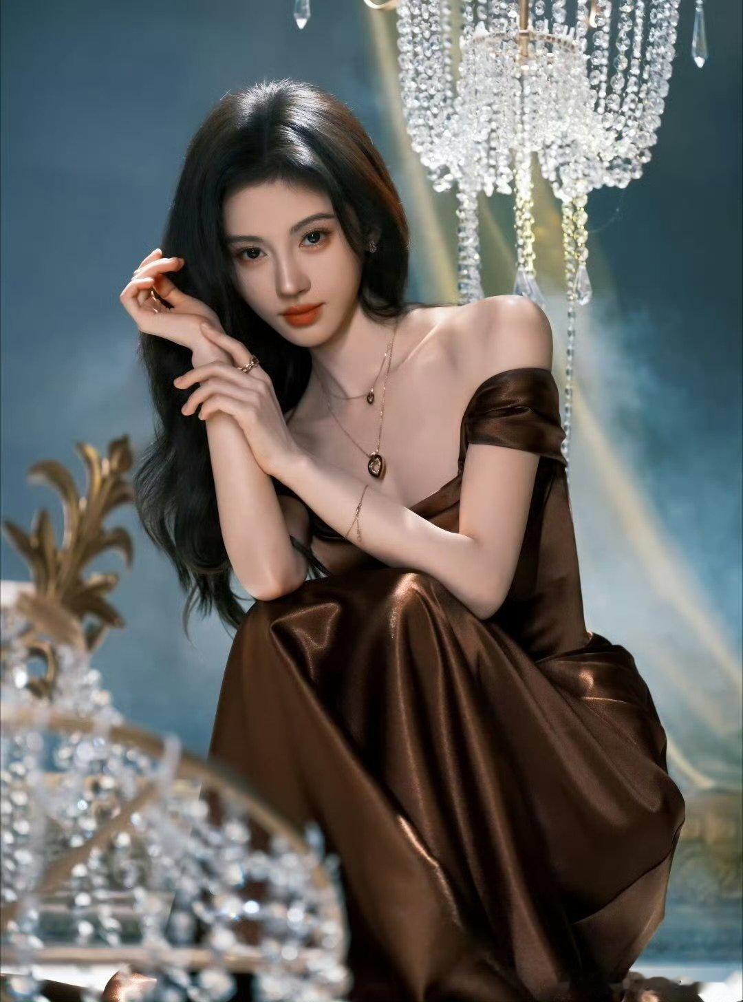 鞠婧祎树影鎏金摇曳鞠婧祎棕色缎面一字肩裙鞠婧祎今日份直播出图啦！真的好美啊！ ​
