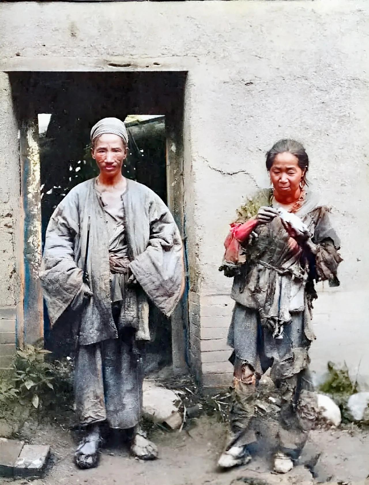 乍一看，很多人都会以为乞丐，其实他们是1921年甘肃武威县的一对农村夫妻。

虽
