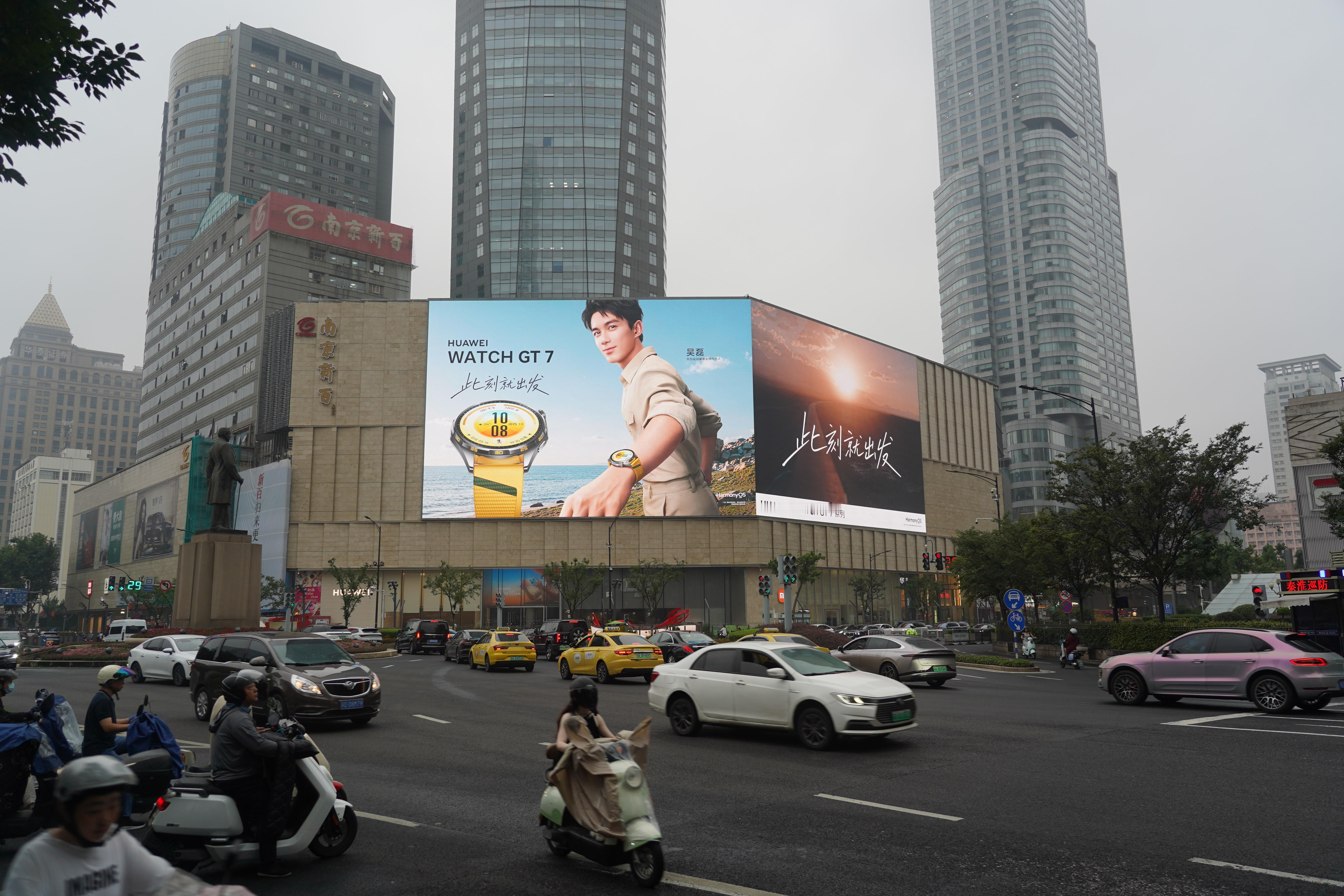 什么？你还不知道华为WATCH GT 7今日开售？全国各地的标志性广告牌都刷屏了