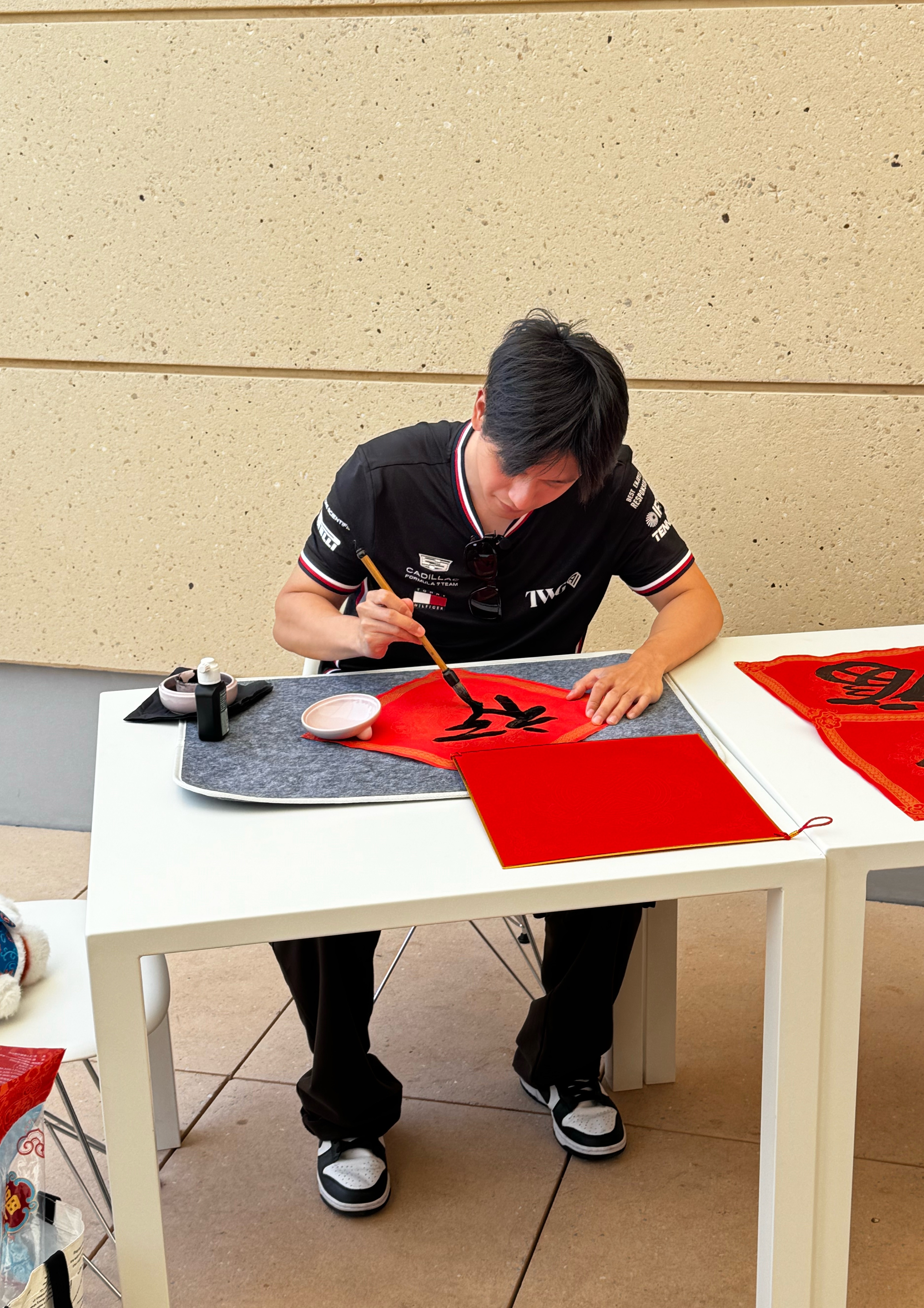 如何形容小周同学的毛笔字熟练度？一张live图就写完了F1F1车手用中文拜年