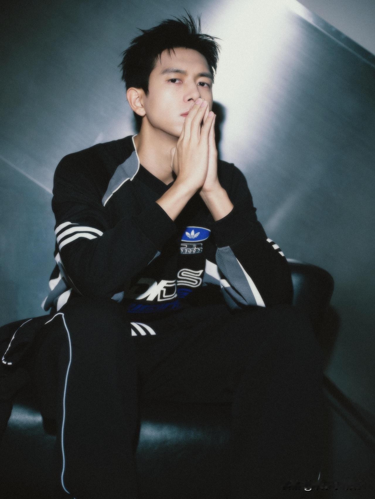 李现和杨紫父母穿同款外套李现品牌全线代言人超帅，哈哈哈哈！我也有李现很多同款，我