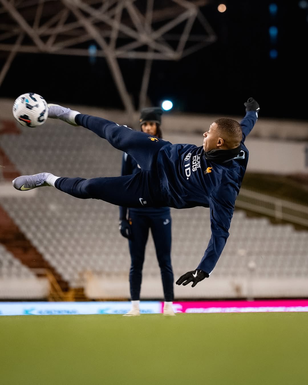 姆巴佩[超话]克罗地亚vs法国 前夕，在克罗地亚踩场训练🌱⚽ 姆巴佩 ​​​