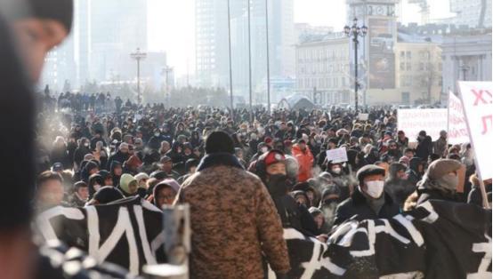 乌兰巴托的乱年年上演，民众上街砸的是贪官的门，真正砸的却是自己的出路。反华口号喊