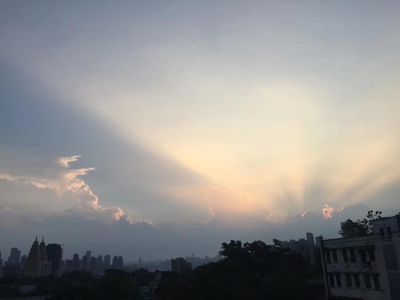 曾经风光时，身边朋友成群，大家一起吃喝玩乐，看似情谊深厚。可一旦落魄，这些“朋友