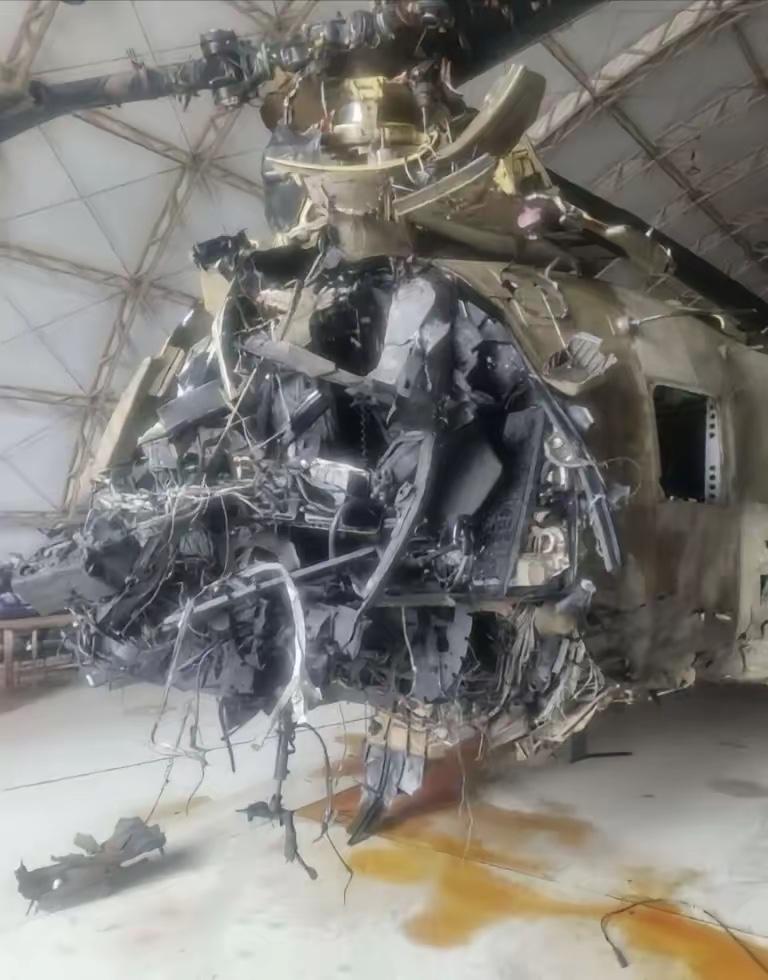 部署在科威特布赫林军营的一架美国陆军航空兵CH-47“支奴干”重型运输直升机被伊