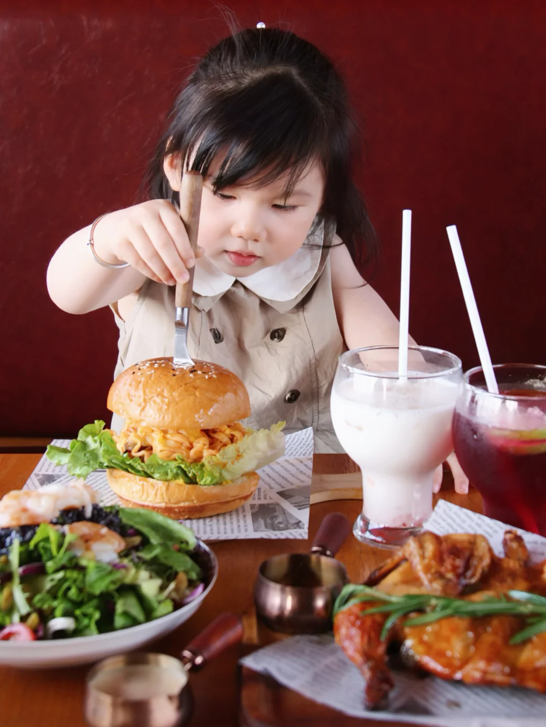 藏在梦界方村里面的西餐厅 给娃香迷糊了🍔