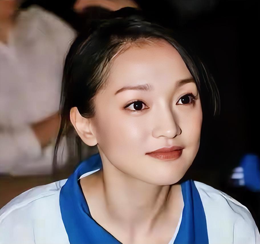 陈凯歌说过，周迅要是再多长十厘米，演艺圈基本就没别人什么事了。

张艺谋认可她的