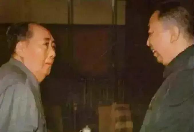 1976年9月9日凌晨，华国锋走进中南海，毛主席刚走。
他没哭，也没慌。
开口第