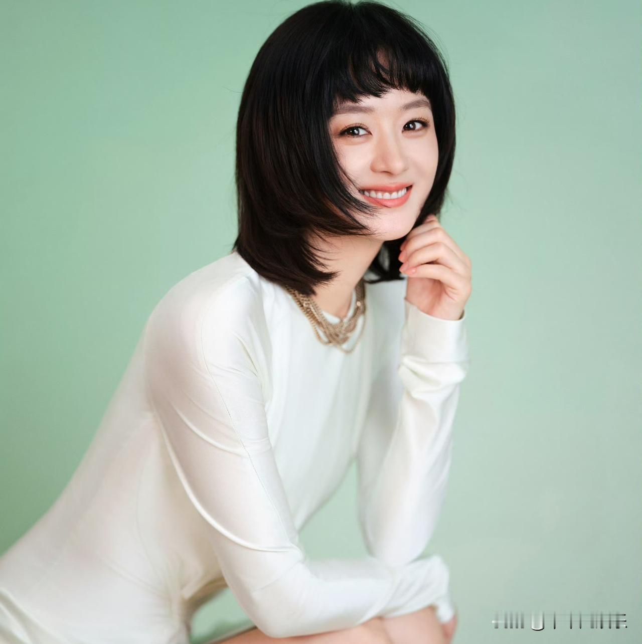 赵丽颖近日以短发齐刘海造型亮相新剧《小城大事》宣传活动，瞬间引发热议。厚重的齐刘