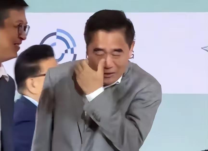 面相都变了，陈宝国最近露面，状态也是大变样。

之前看他演电视剧的时候，人还是精